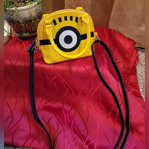Despicable Me Minion Purse crossbody from Universal Studios. - Picture 9 of 14